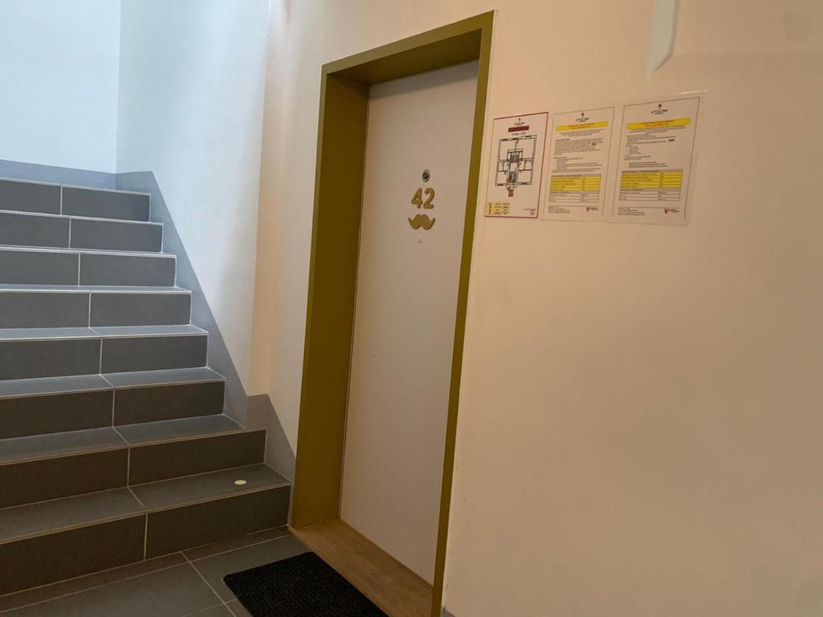 Little Tom Apartments Прага Екстер'єр фото